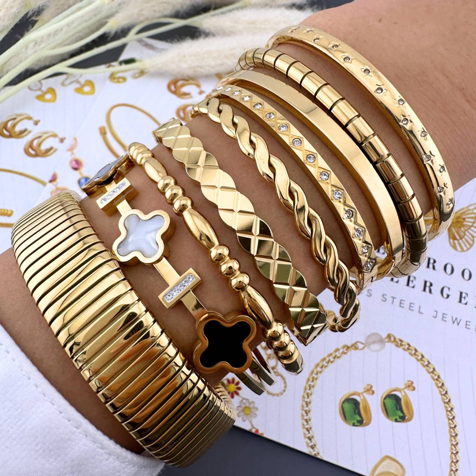 Four-leaf clover bracelet