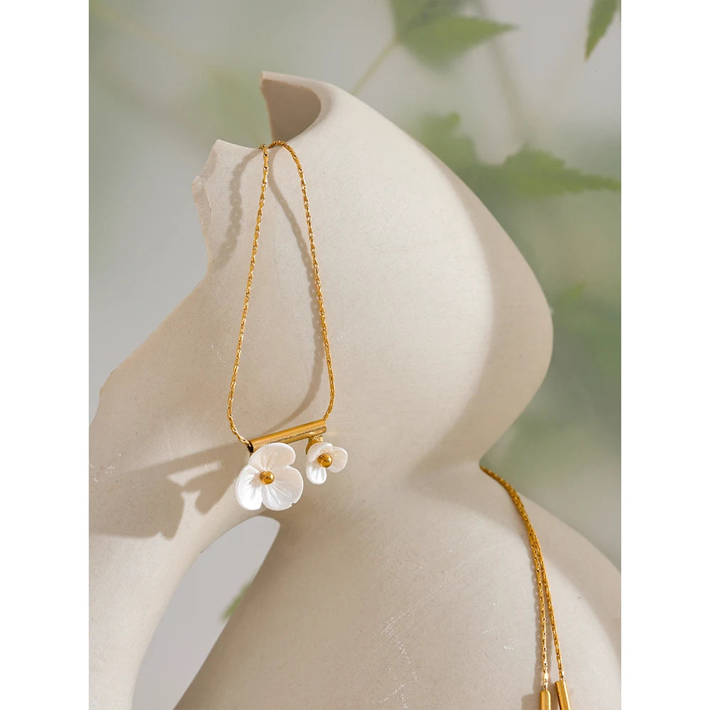 Charm 18k Gold Resin Flower Pendant Necklace