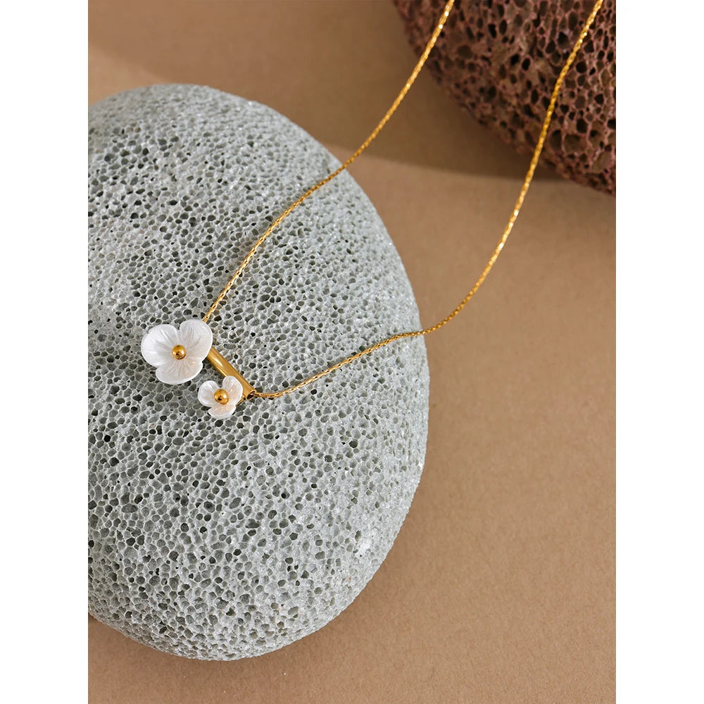 Charm 18k Gold Resin Flower Pendant Necklace