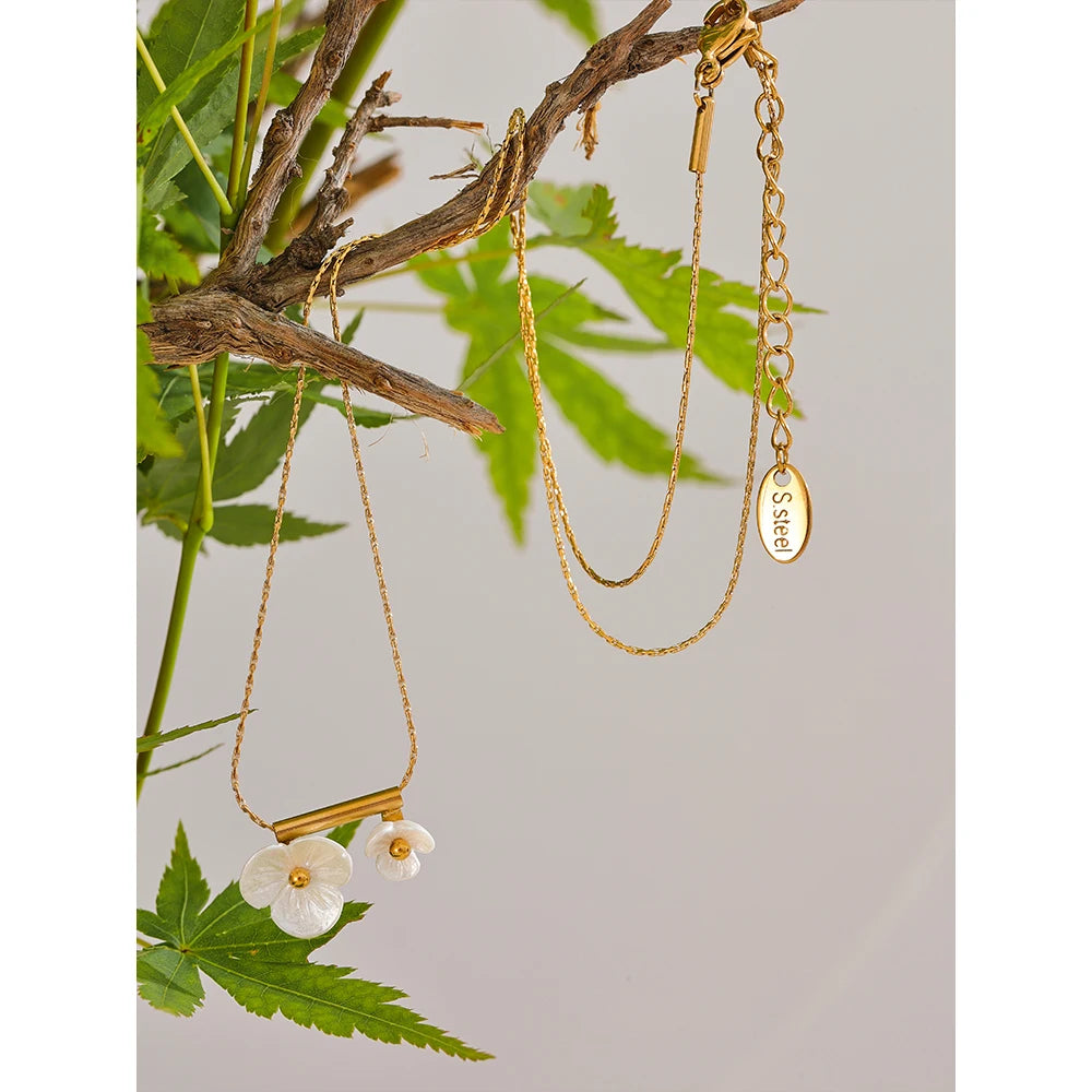 Charm 18k Gold Resin Flower Pendant Necklace