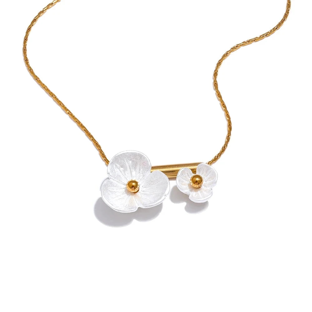 Charm 18k Gold Resin Flower Pendant Necklace