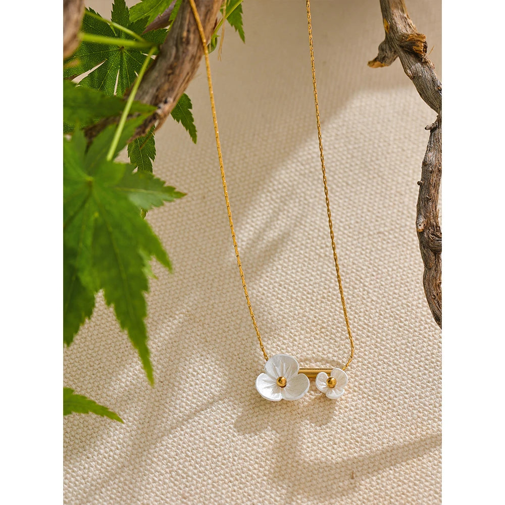 Charm 18k Gold Resin Flower Pendant Necklace