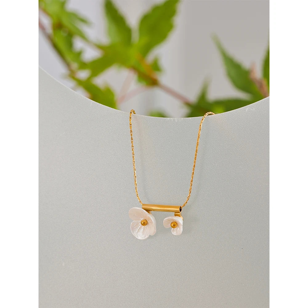 Charm 18k Gold Resin Flower Pendant Necklace
